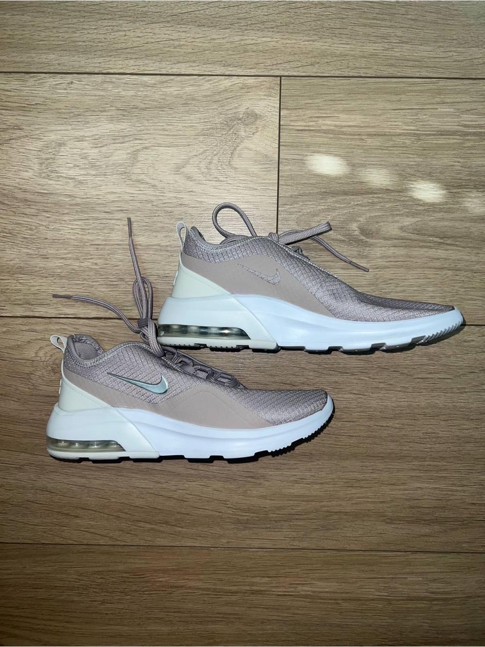 Nike Air Max Motion 2 womens Sneakers